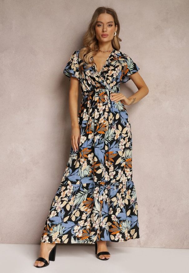 Renee - Czarno-Niebieska Sukienka z Wiskozy Maxi w Kwiaty Mahiza. Typ kołnierza: dekolt kopertowy. Kolor: czarny. Materiał: wiskoza. Długość rękawa: krótki rękaw. Wzór: kwiaty. Typ sukienki: kopertowe. Długość: maxi