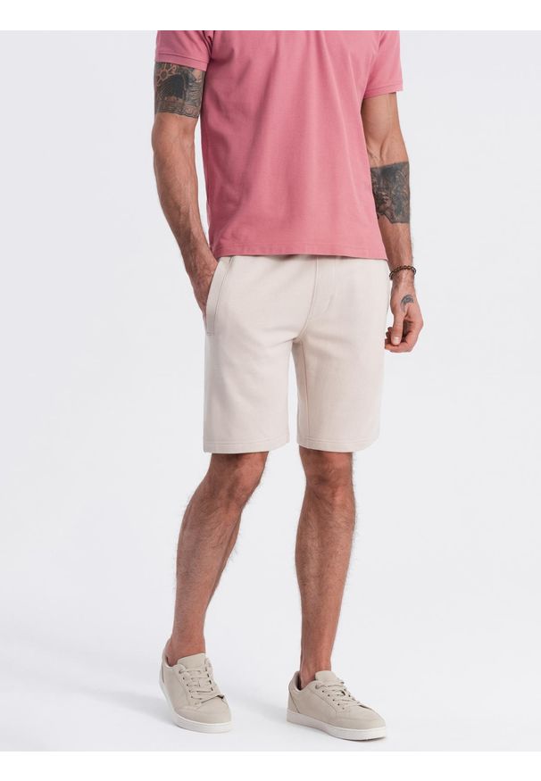 Ombre Clothing - Spodenki męskie dzianinowe ze ściągaczem i kieszeniami - jasnobeżowe V1. Kolor: beżowy. Materiał: dzianina. Styl: wakacyjny