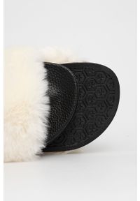 Answear Lab Kapcie kolor beżowy. Kolor: beżowy. Materiał: materiał, guma. Wzór: gładki. Styl: wakacyjny #2