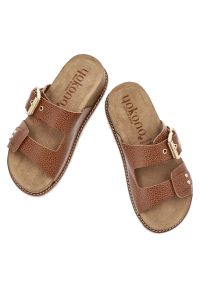 Brązowe Klapki Yokono Modne Obuwie Damskie. Okazja: na co dzień. Kolor: brązowy. Materiał: materiał, skóra. Sezon: lato. Styl: casual, elegancki #6