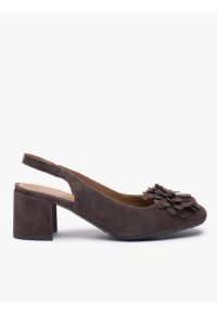 Ryłko - Ciemnobrązowe czółenka bez pięty slingback z kwiatem. Nosek buta: okrągły. Kolor: brązowy. Materiał: skóra, welur. Wzór: kwiaty. Sezon: wiosna, lato. Obcas: na obcasie. Styl: street. Wysokość obcasa: średni #1