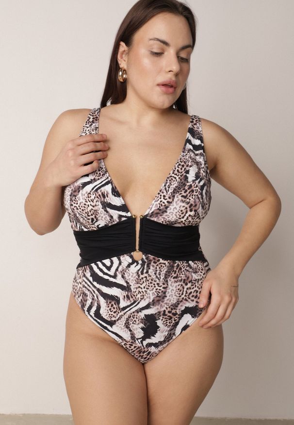 Born2be - Biało-Beżowy Jednoczęściowy Strój Kąpielowy z Marszczeniem w Talii Pasiniassi. Kolor: biały. Wzór: aplikacja