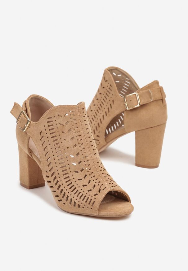 Renee - Ciemnobeżowe Sandały Vices na Słupku z Ażurowym Wzorem Klamrą i Wycięciem Feliyra. Okazja: na co dzień. Nosek buta: otwarty. Zapięcie: klamry. Kolor: beżowy. Materiał: satyna, jeans. Wzór: ażurowy. Obcas: na słupku. Styl: casual, elegancki