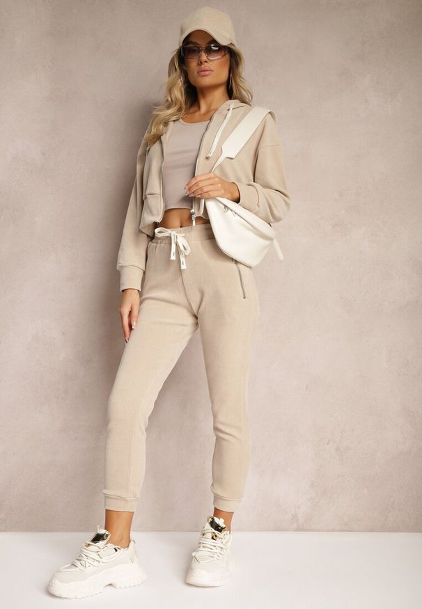 Renee - Ciemnobeżowy Komplet Dresowy z Dodatkiem Bawełny Spodnie z Gumką w Talii Bluza z Kapturem Sesaria. Kolor: beżowy. Materiał: dresówka, bawełna