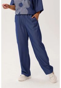 Moda Size Plus Iwanek - Denimowe spodnie na gumce z kieszeniami OVERSIZE PLUS SIZE XXL WIOSNA LATO. Okazja: na co dzień, na spacer. Kolekcja: plus size. Materiał: wiskoza, materiał, tkanina, poliester. Długość: krótkie. Sezon: wiosna, lato. Styl: elegancki, klasyczny, wakacyjny, casual #1