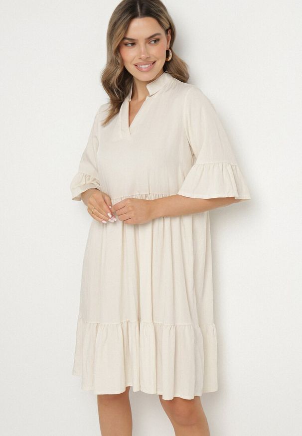 Born2be - Beżowa Sukienka Rozkloszowana z Wiskozą Ozdobiona Falbanami Eviriane. Okazja: na co dzień. Typ kołnierza: dekolt w serek. Kolor: beżowy. Materiał: wiskoza. Wzór: aplikacja. Typ sukienki: proste. Styl: casual