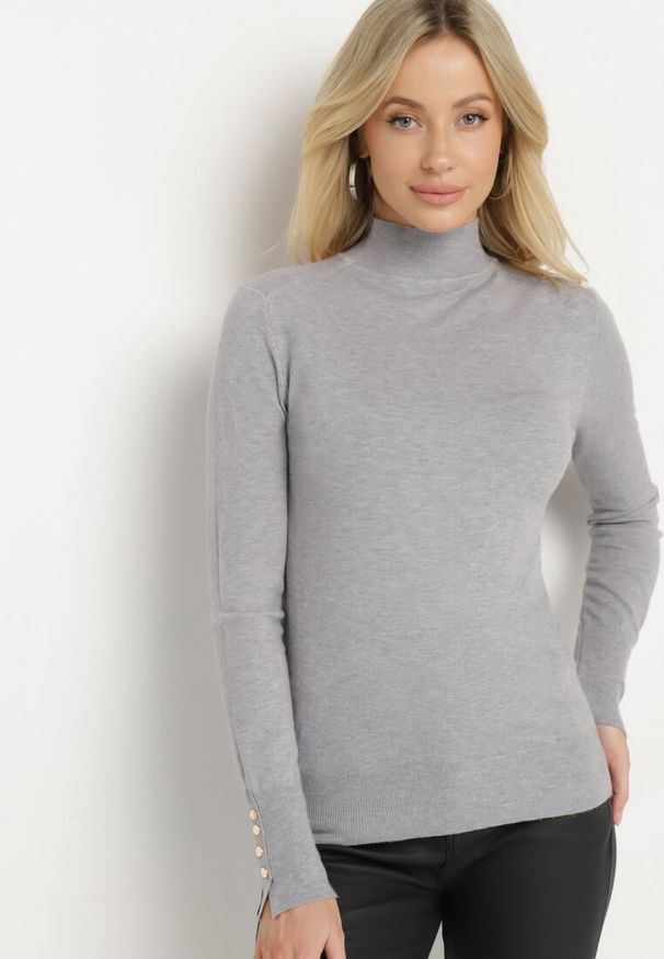 Born2be - Szary Sweter Półgolf Ozdobiony Guzikami przy Rękawach Delianor. Okazja: na co dzień, na spotkanie biznesowe. Kolor: szary. Materiał: jeans. Długość rękawa: długi rękaw. Długość: długie. Wzór: aplikacja. Sezon: jesień. Styl: biznesowy, klasyczny, elegancki, casual