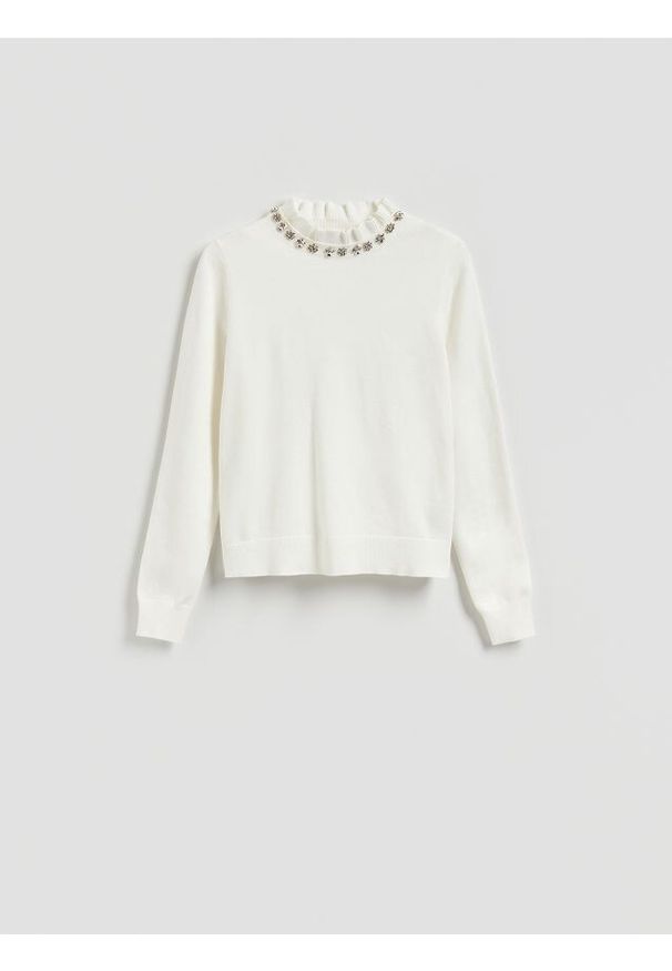 Reserved - Sweter z ozdobną aplikacją - kremowy. Kolor: kremowy. Materiał: wiskoza, dzianina. Wzór: aplikacja