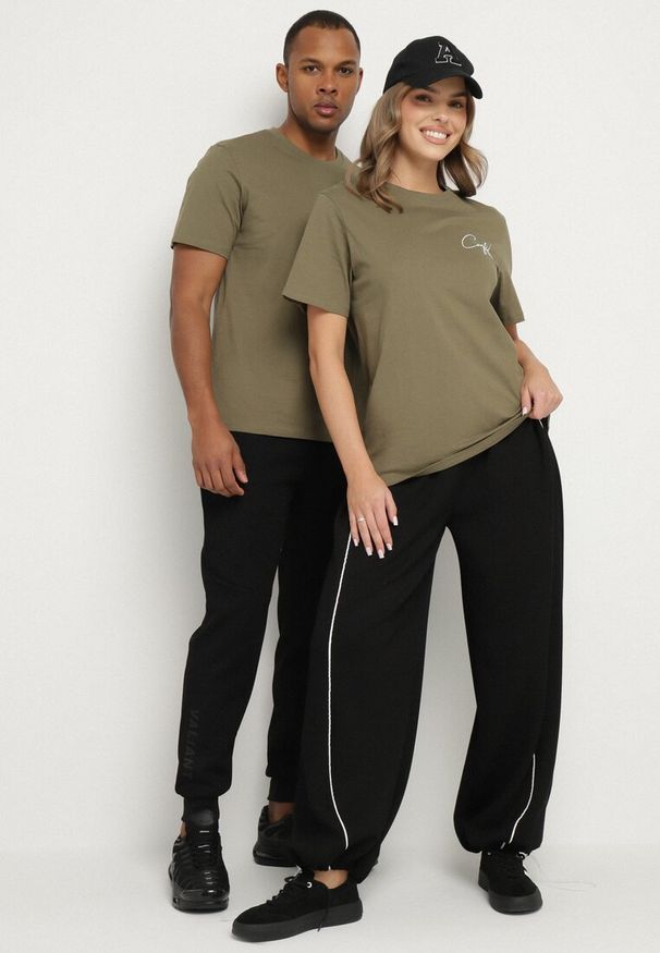 Born2be - Ciemnozielona Koszulka Bawełniana z Napisem Sunvielle. Okazja: na co dzień. Kolor: zielony. Materiał: bawełna. Wzór: napisy. Styl: klasyczny, casual