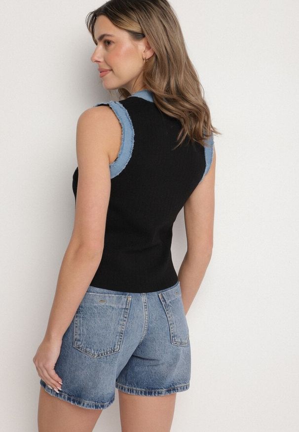 Born2be - Czarna Bluzka z Wiskozą i Ozdobnymi Guzikami Nattelia. Okazja: na co dzień. Typ kołnierza: kołnierzyk klasyczny. Kolor: czarny. Materiał: wiskoza. Długość rękawa: krótki rękaw. Długość: krótkie. Styl: casual, elegancki, klasyczny