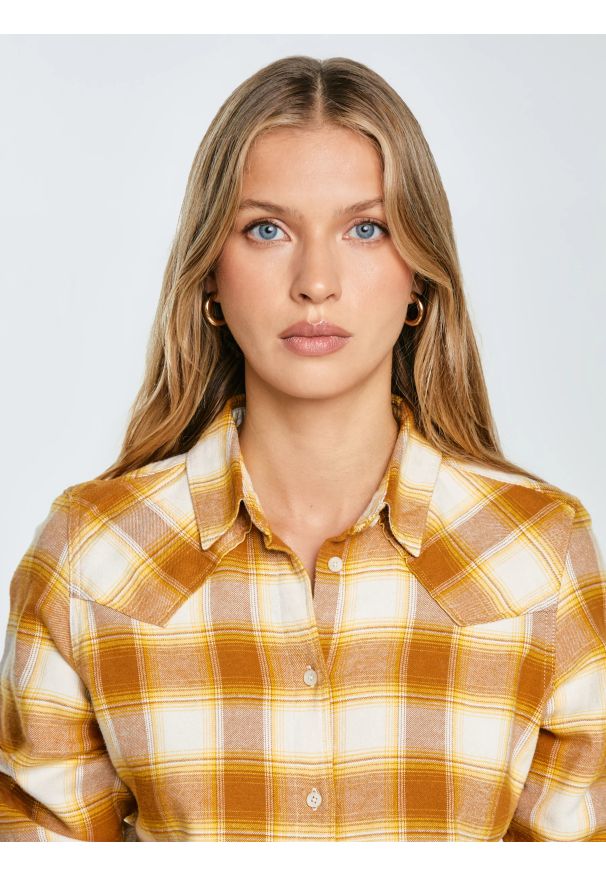 Big-Star - Koszula damska flanelowa w kratę żółto-brązowa Dreni 201. Okazja: na co dzień. Typ kołnierza: kołnierzyk klasyczny. Kolor: żółty. Materiał: tkanina. Wzór: kratka. Styl: klasyczny, casual, elegancki
