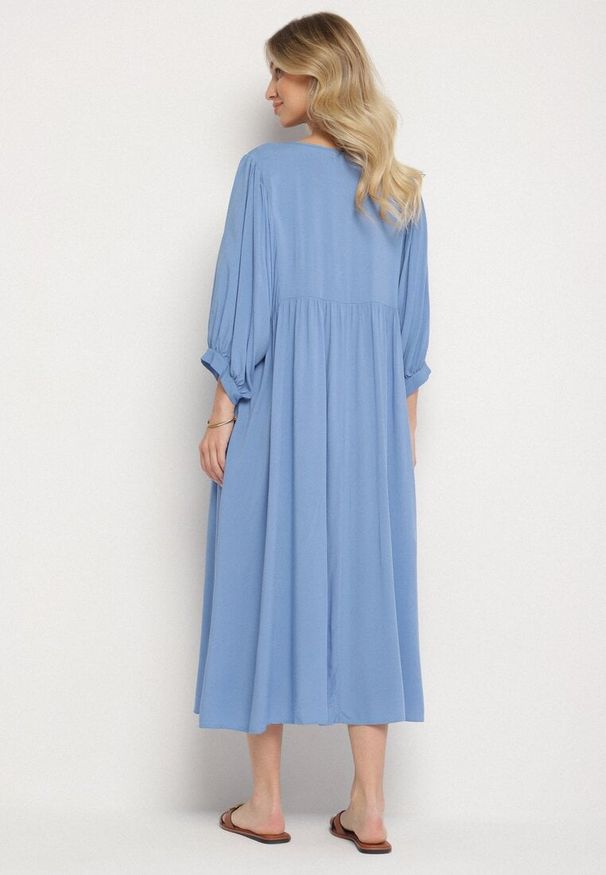 Born2be - Niebieska Rozkloszowana Sukienka z Wiskozy z Wiązaniem przy Dekolcie Tilania. Okazja: na co dzień. Kolor: niebieski. Materiał: wiskoza. Styl: casual