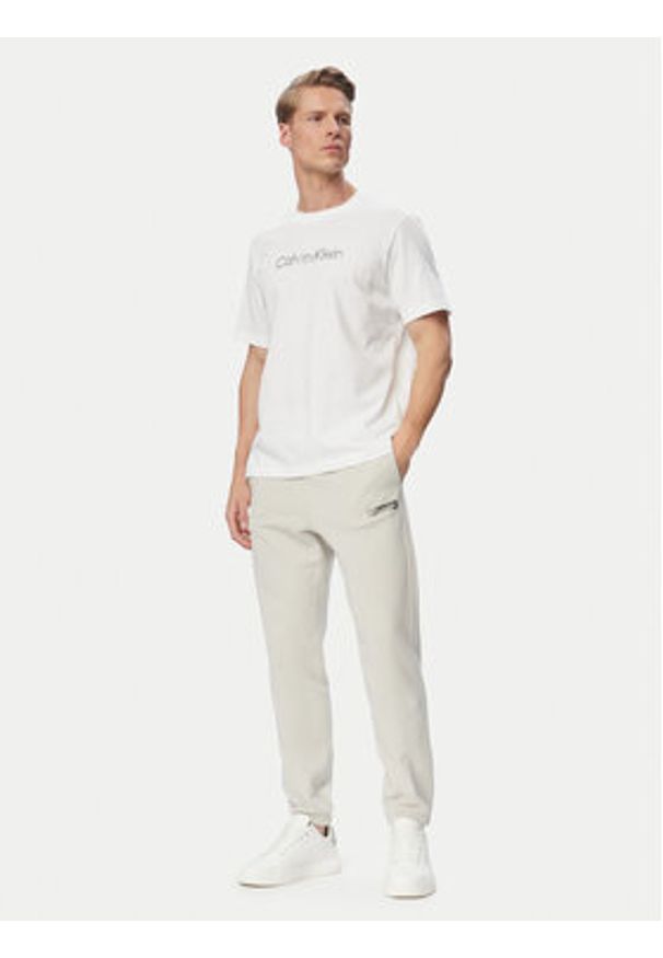 Calvin Klein Spodnie dresowe LV04LG212G Beżowy Regular Fit. Kolor: beżowy. Materiał: bawełna