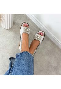 Złote skórzane płaskie sandały damskie Cambell 19424. Okazja: na co dzień. Kolor: złoty. Materiał: skóra. Wzór: aplikacja, kwiaty. Sezon: wiosna, lato. Obcas: na płaskiej podeszwie. Styl: elegancki, casual #1