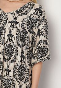 Born2be - Czarna Sukienka z Bawełną w Abstrakcyjny Wzór Filindela. Okazja: na spacer, na co dzień. Kolor: czarny. Materiał: bawełna. Wzór: aplikacja. Styl: elegancki, casual, klasyczny #6