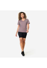 NYAMBA - Koszulka z krótkim rękawem damska Domyos Gym & Pilates. Kolor: fioletowy, brązowy, wielokolorowy. Materiał: bawełna, materiał. Długość rękawa: krótki rękaw. Długość: krótkie. Sport: joga i pilates