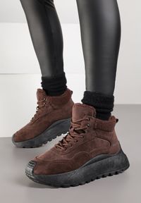 Born2be - Brązowe Sneakersy Śniegowce Vices na Grubej Podeszwie Ozdobione Futerkiem i Napisem Nelinena. Okazja: na co dzień. Kolor: brązowy. Materiał: futro. Wzór: aplikacja, napisy. Sport: golf #5