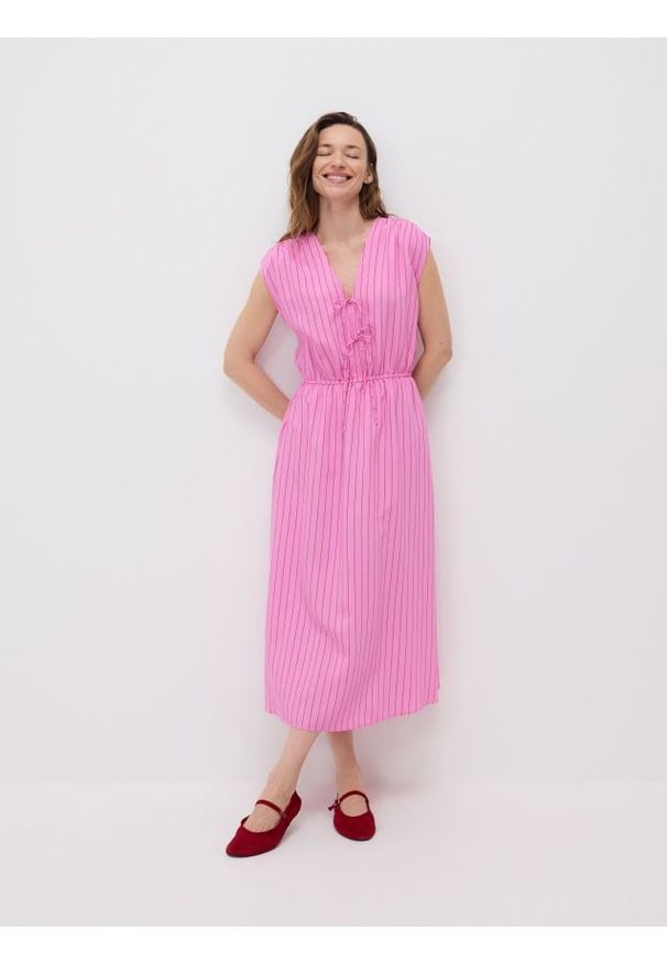 Reserved - Sukienka midi z wiązaniami - fuksja. Kolor: różowy. Materiał: tkanina, wiskoza. Długość: midi