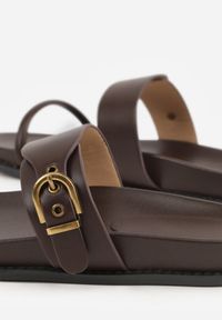 Renee - Ciemnobrązowe Klapki Ozdobione Paskami i Metaliczną Klamrą Ophiusi. Okazja: na co dzień. Kolor: brązowy. Materiał: jeans. Wzór: aplikacja. Styl: casual #4