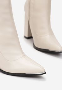 Born2be - Beżowe Botki Sofina. Wysokość cholewki: za kostkę. Nosek buta: szpiczasty. Zapięcie: zamek. Kolor: beżowy. Szerokość cholewki: normalna. Obcas: na obcasie. Styl: klasyczny. Wysokość obcasa: wysoki #3