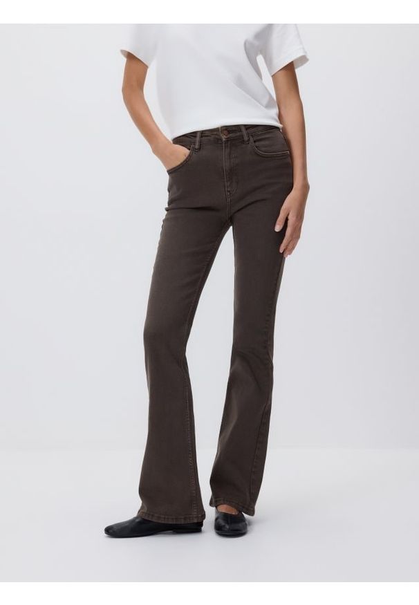 Reserved - Jeansy flare - brązowy. Kolor: brązowy