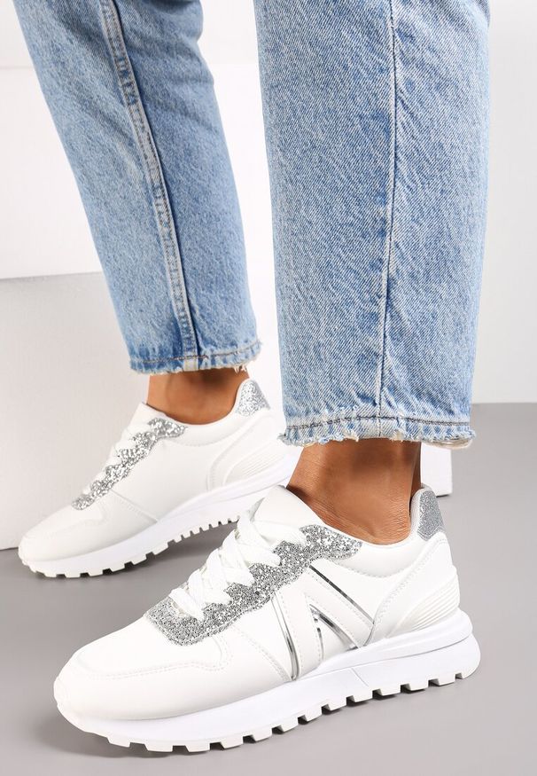 Renee - Białe Sneakersy z Brokatem przed Kostkę Skylara. Okazja: na co dzień. Wysokość cholewki: przed kostkę. Kolor: biały