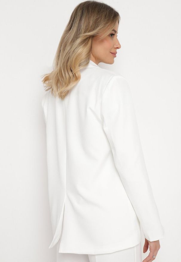 Born2be - Biała Pudełkowa Marynarka z Kieszeniami i Ozdobnymi Literkami Keletia. Kolor: biały. Materiał: jeans. Styl: elegancki