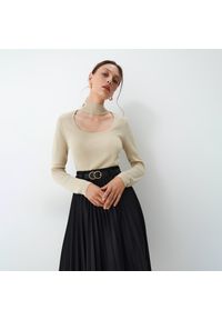 Mohito - Błyszczący sweter ze stójką - Beżowy. Typ kołnierza: kołnierzyk stójkowy. Kolor: beżowy #1