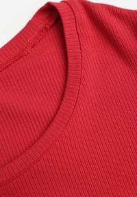Born2be - Czerwony Prążkowany T-shirt Ozdobiony po Bokach Marszczeniem Nedisa. Okazja: na co dzień. Kolor: czerwony. Materiał: prążkowany. Wzór: aplikacja. Styl: casual #4
