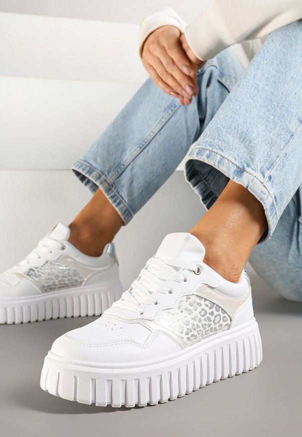 Born2be - Białe Sneakersy na Grubej Tłoczonej Podeszwie z Perforacją i Panterką Odivila. Kolor: biały. Materiał: jeans. Wzór: motyw zwierzęcy