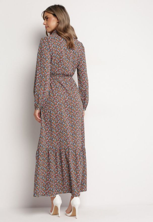 Born2be - Brązowa Sukienka Hesolis. Kolor: brązowy. Wzór: kwiaty, nadruk, aplikacja. Typ sukienki: koszulowe. Styl: klasyczny. Długość: maxi