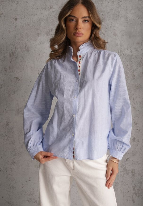 Renee - Niebieska Koszula z Bawełną Zdobiona Haftem i Stójką z Falbanką Linivia. Typ kołnierza: kołnierzyk stójkowy. Kolor: niebieski. Materiał: bawełna. Wzór: aplikacja, haft. Styl: boho