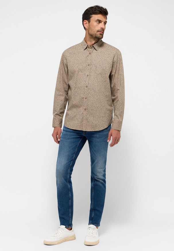 Mustang - Męska Koszula MUSTANG Elmore Allover Print on Beige 1015906 12672. Okazja: na co dzień. Typ kołnierza: kołnierzyk klasyczny. Materiał: bawełna. Długość: długie. Wzór: nadruk, grochy. Styl: casual, klasyczny, elegancki