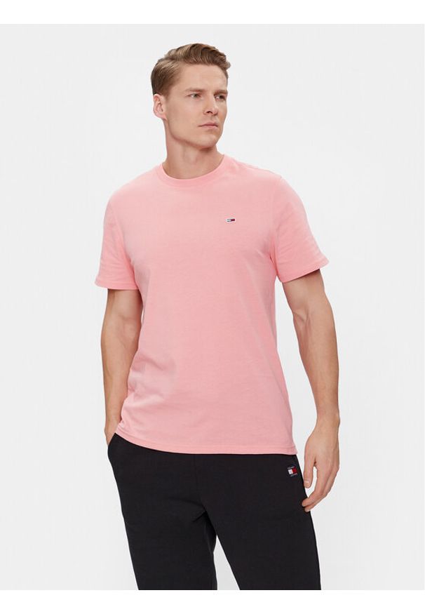Tommy Jeans T-Shirt Classic DM0DM09598 Różowy Regular Fit. Kolor: różowy. Materiał: bawełna