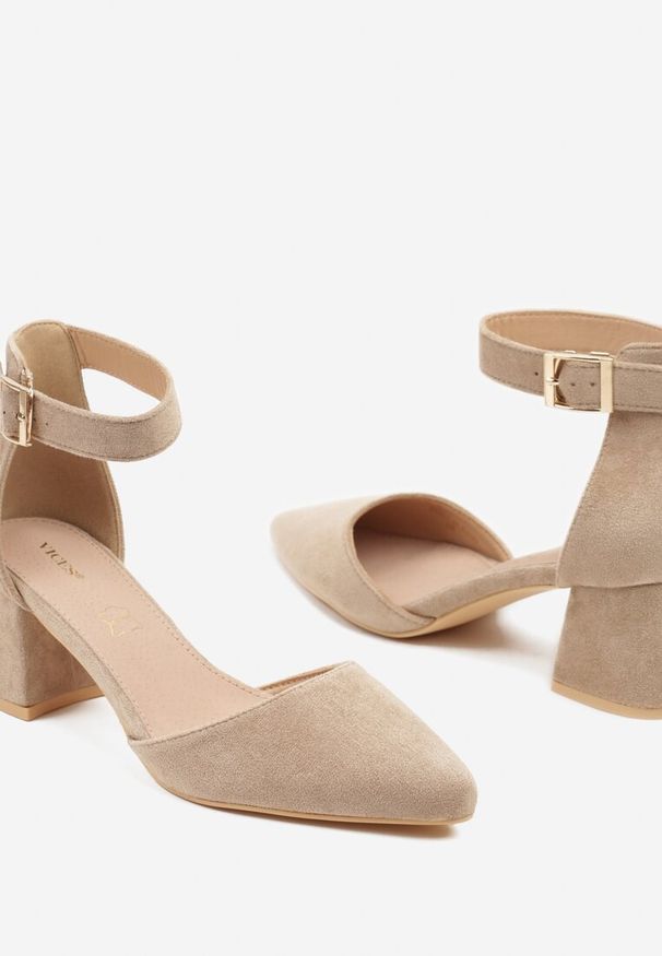 Renee - Ciemnobeżowe Czółenka na Słupku Vices ze Skórzaną Wkładką i Paskiem Wokół Kostki Eveliri. Okazja: na wesele, na ślub cywilny, do pracy. Zapięcie: pasek. Kolor: beżowy. Materiał: skóra. Obcas: na słupku