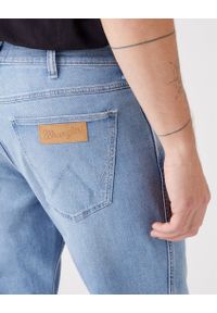 Wrangler - WRANGLER GREENSBORO MĘSKIE SPODNIE JEANSOWE HIGHLITE W15QYJ38T #5