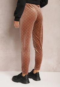 Renee - Brązowe Welurowe Spodnie z Tłoczeniem i Gumką w Pasie Aktera. Kolor: brązowy. Materiał: welur. Wzór: aplikacja #5