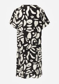Born2be - Czarna Pudełkowa Sukienka z Wiskozy z Dekoltem w Serek w Abstrakcyjny Wzór Cresom. Okazja: na co dzień. Typ kołnierza: dekolt w serek. Kolekcja: plus size. Kolor: czarny. Materiał: wiskoza. Sezon: lato. Typ sukienki: dla puszystych, proste. Styl: casual #2