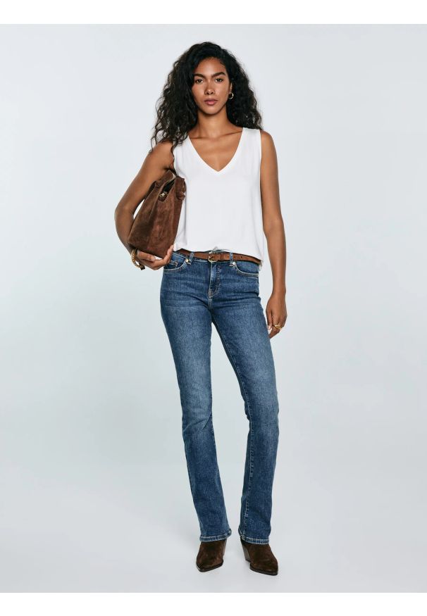 Big-Star - Koszulka damska na ramiączkach z wiskozy biała Pistima 100. Okazja: na co dzień. Typ kołnierza: dekolt w serek. Kolor: biały. Materiał: wiskoza. Długość rękawa: na ramiączkach. Wzór: aplikacja. Sezon: lato. Styl: casual, klasyczny, elegancki