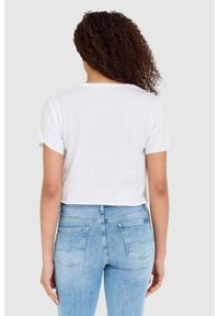 Guess - GUESS Biały krótki t-shirt damski z surowym wykończeniem boxy fit. Kolor: biały. Materiał: bawełna. Długość: krótkie
