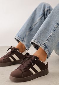 Renee - Ciemnobrązowe Sneakersy na Niskiej Platformie z Naszywkami Flordexia. Okazja: na co dzień. Zapięcie: pasek. Kolor: brązowy. Materiał: jeans. Wzór: aplikacja. Obcas: na platformie #1