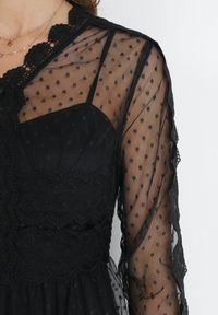 Born2be - Czarna Tiulowa Sukienka Midi z Koronkowymi Tasiemkami i Długimi Rękawami Kabienne. Kolor: czarny. Materiał: koronka, tiul. Długość rękawa: długi rękaw. Wzór: kropki, aplikacja. Długość: midi