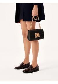 Kazar - Mała wizytowa torebka z zapięciem. Kolor: czarny. Materiał: skórzane. Styl: wizytowy. Rodzaj torebki: na ramię #3