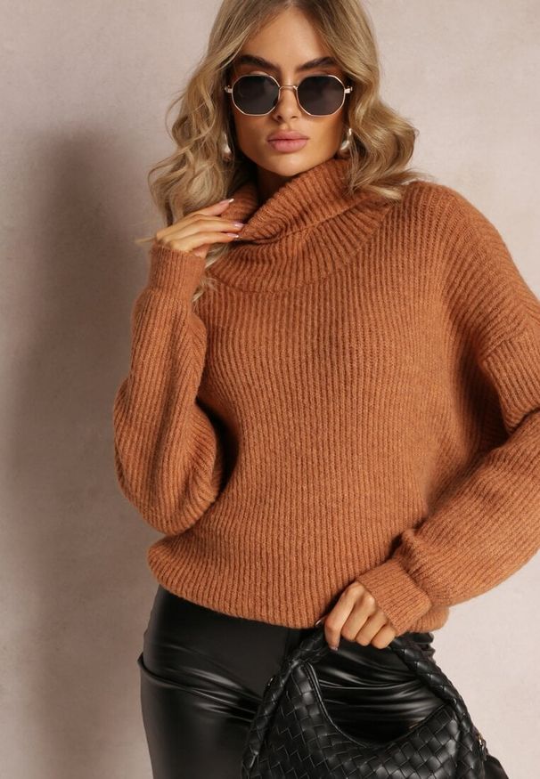 Renee - Ciemnobeżowy Golf Oversize Malia. Okazja: na co dzień. Typ kołnierza: golf. Kolor: brązowy. Materiał: wiskoza, skóra, jeans. Długość rękawa: długi rękaw. Długość: długie. Wzór: ze splotem. Styl: casual