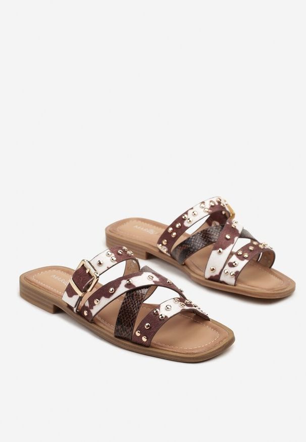 Renee - Brązowo-Białe Klapki w Łaty z Klamrami i Nitami Ronessae. Okazja: na co dzień. Kolor: brązowy. Materiał: jeans. Wzór: aplikacja. Sezon: wiosna. Obcas: na obcasie. Styl: elegancki, casual. Wysokość obcasa: niski