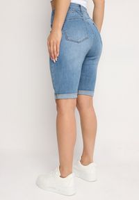 Born2be - Niebieskie Dopasowane Szorty Jeansowe do Kolan Namsin. Okazja: na co dzień. Stan: podwyższony. Kolor: niebieski. Materiał: jeans. Długość: do kolan. Styl: casual, elegancki #5