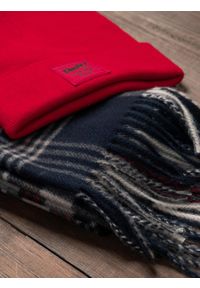 Ombre Clothing - Zestaw prezentowy dla niego w stylu casual – czerwona czapka beanie + szalik w kratę –. Kolor: czerwony. Materiał: wiskoza, tkanina, prążkowany, poliester, akryl. Wzór: kolorowy, aplikacja, nadruk. Styl: casual