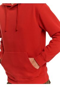 TOP SECRET - Bluza kangurka w czerwonym kolorze. Okazja: na co dzień. Kolor: czerwony. Materiał: dzianina. Długość rękawa: długi rękaw. Długość: długie. Sezon: zima, jesień. Styl: casual, klasyczny #5