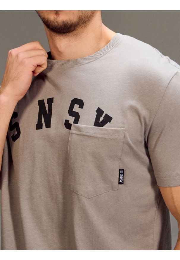 Sinsay - Bawełniana koszulka z krótkim rękawem - szary. Kolor: szary. Materiał: bawełna. Długość rękawa: krótki rękaw. Długość: krótkie