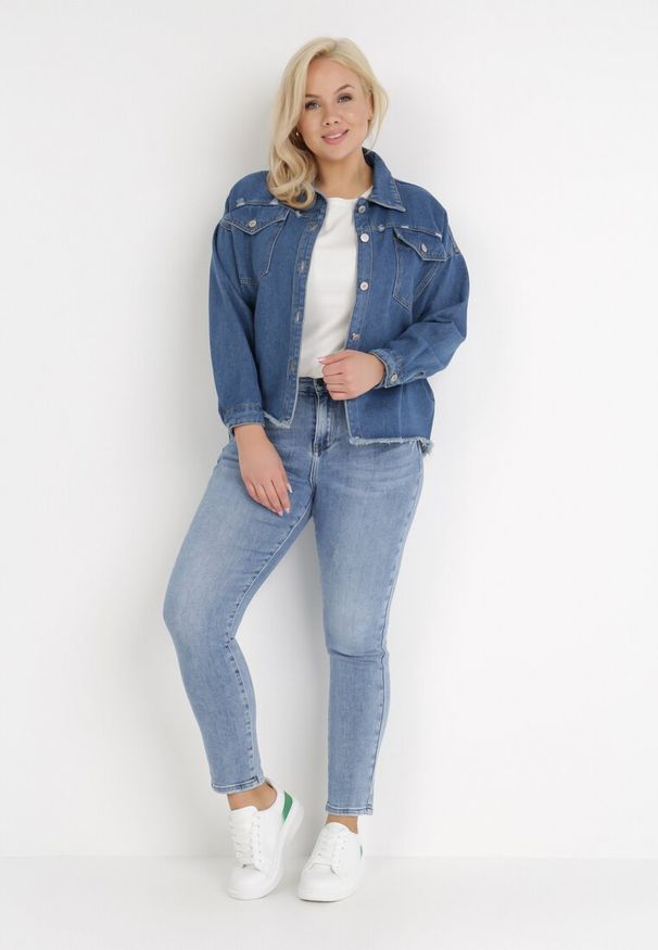 Born2be - Niebieska Kurtka Jeansowa Irereia. Kolekcja: plus size. Kolor: niebieski. Materiał: jeans. Długość rękawa: długi rękaw. Długość: długie. Wzór: aplikacja. Styl: klasyczny